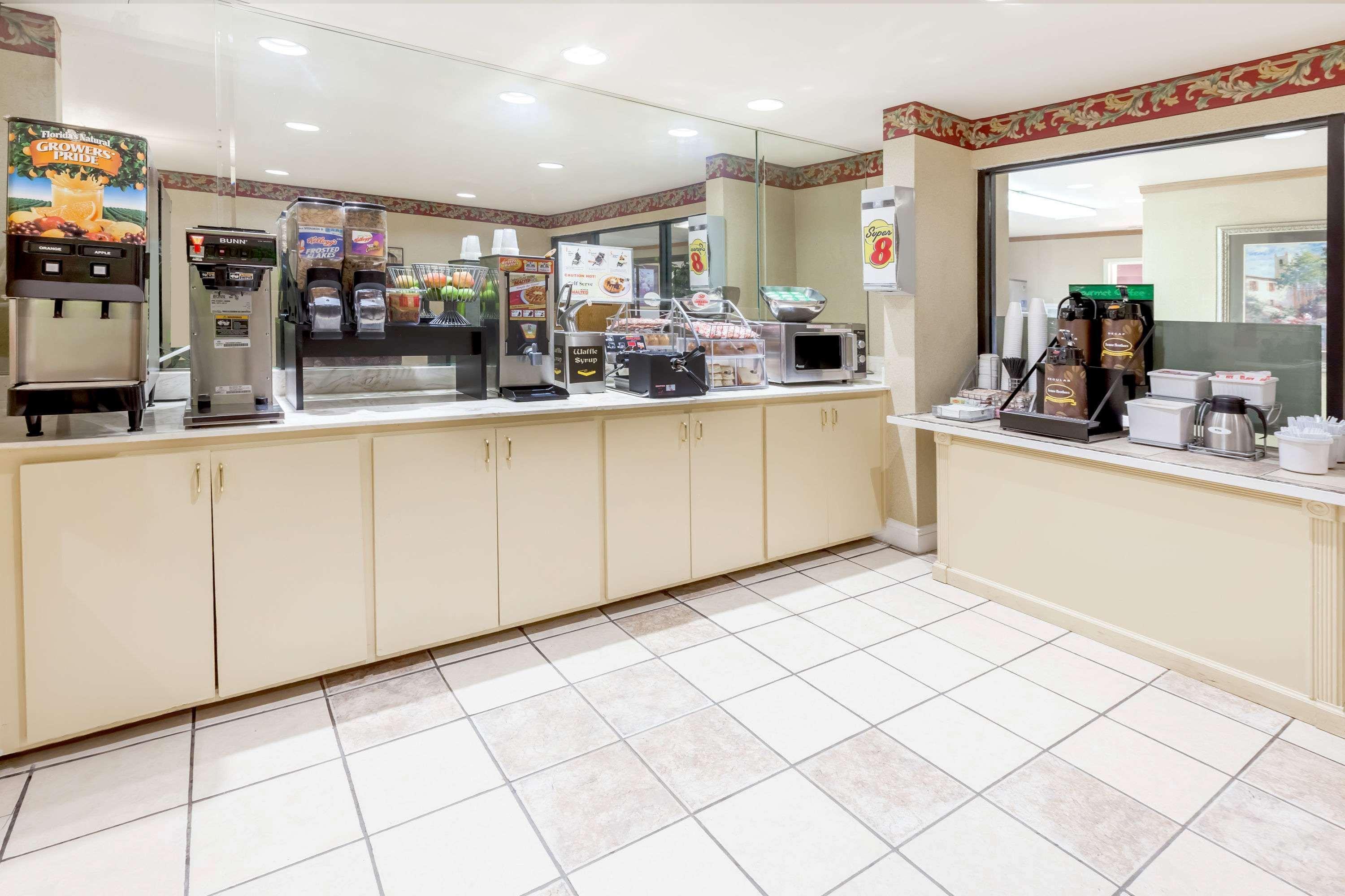 Super 8 By Wyndham Pine Bluff Hotel Buitenkant foto