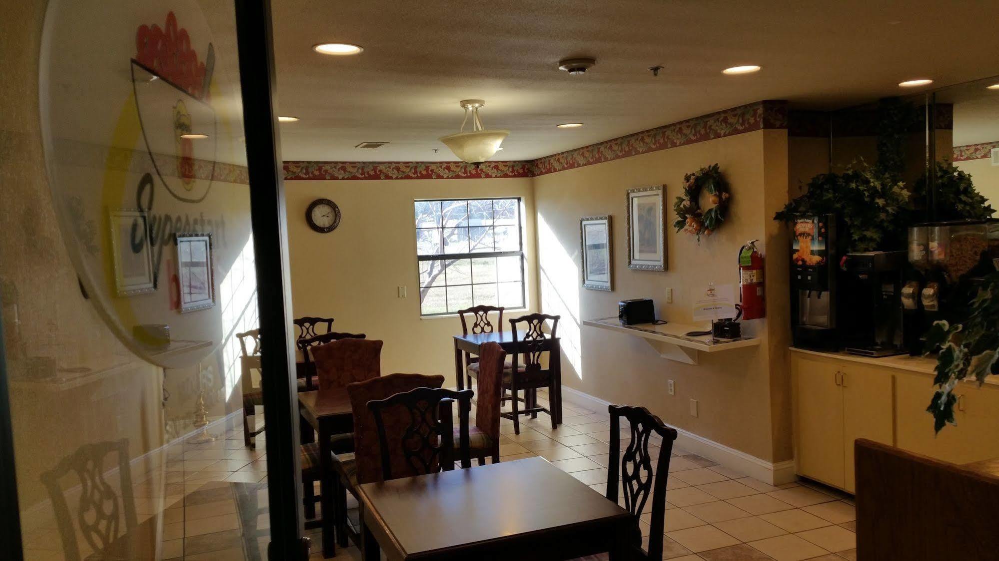 Super 8 By Wyndham Pine Bluff Hotel Buitenkant foto